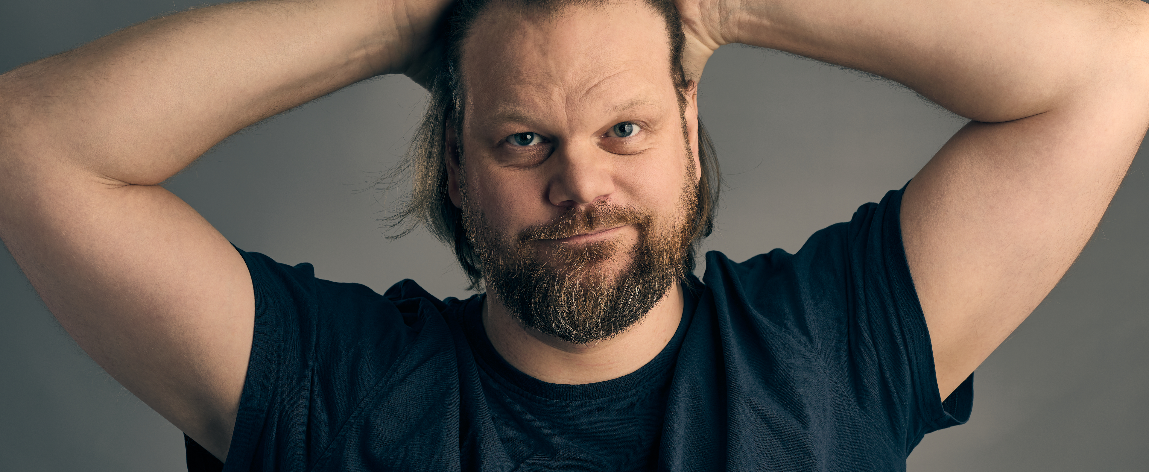 Johannes - En närbild på en IT-konsult som tycker du ska kontakta honom för att få mer information om hur han kan hjälpa dig och vad det skulle kosta.