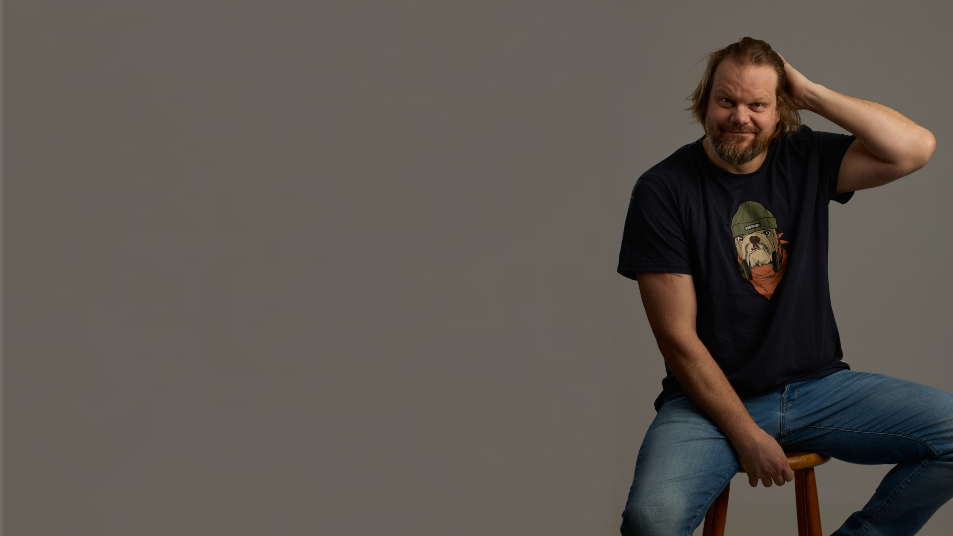 Johannes - En halvkroppsbild på en sittande IT-konsult som gärna presenterar sina produkter för dig.